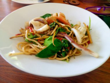 Deniz Ürünleri ile Baharatlı Stir-Fried Spagetti