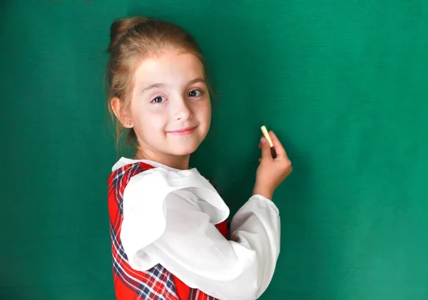 Dítě Dívka Základní Školy Zelené Pozadí Křídou Kopie Prázdný Prostor — Stock fotografie