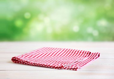Kırmızı piknik masa bez peçete ahşap tablo, gıda reklam Vitrini.