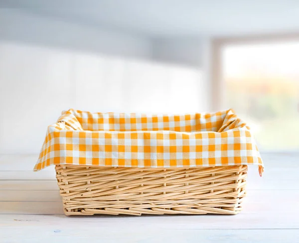 Cesta Paja Con Paño Picnic Mesa Cocina Espacio Vacío —  Fotos de Stock