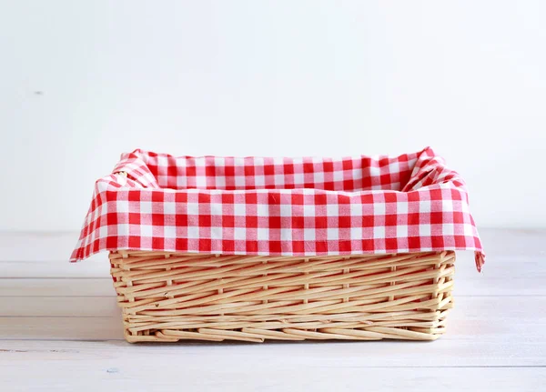 空稻草篮与检查红色野餐布 面包容器 — 图库照片
