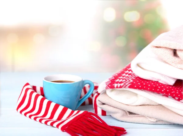 Weihnachtliche Designkleidung Und Kaffee Gestapelte Strickkleidung Und Mug Cozy Winterkonzept — Stockfoto