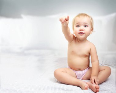 Yatak çocuk odası konsepti, parmakla gösterilen çocuk çocuk. Cilt Bakımı boş alan arka plan.