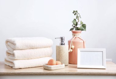 Beyaz terry havlu, sabun ve ahşap masa boş alan arka plan karede yığını. Duş vücut bakım kavramı.
