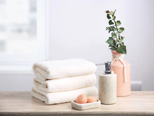 白いテリー織りのタオルと木製のテーブルの空の空間の背景に石鹸のスタック シャワー身体ケア概念 — ストック写真