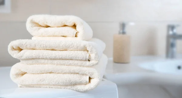 白いテリー タオルを浴室の空のコピー スペース本文のスタック — ストック写真