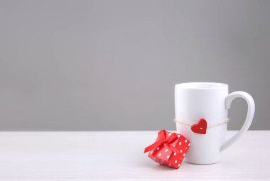 Masada içi boş bir kutu olan beyaz kupa, sevgililer günü kartı, anneler günü kartı..