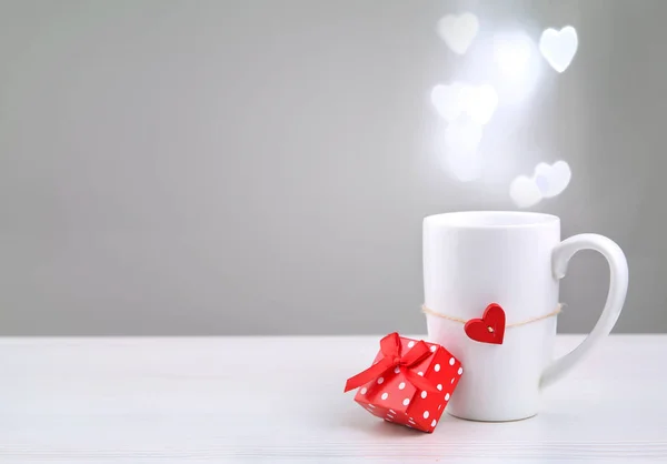 Valentinstag Background White Becher Mit Herz Und Geschenkschachtel Auf Tisch — Stockfoto