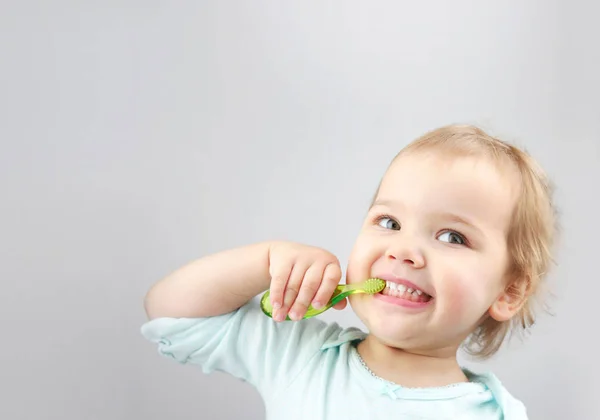 Barn Med Tandborste Baby Rengöring Tandborstning — Stockfoto