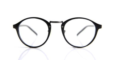 Beyaz arkaplanda izole edilmiş siyah gözlük.