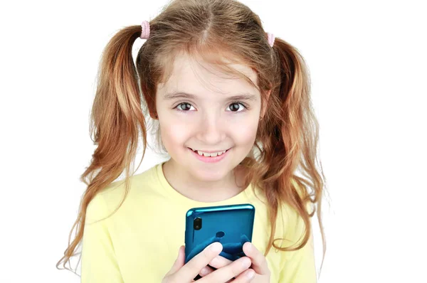 Retrato Menina Branca Com Telefone Celular Mãos Isoladas Branco — Fotografia de Stock