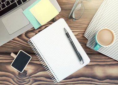 Çalışma alanı iş kavramı. Laptop, beyaz kağıt Not boş kopya alanı, kahve ve boş. İşyeri Üstten Görünüm.