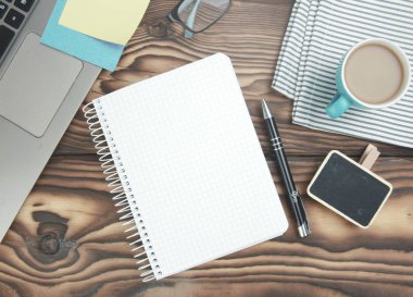 Çalışma alanı iş kavramı. Laptop, beyaz kağıt Not boş kopya alanı, kahve ve boş. İşyeri Üstten Görünüm.