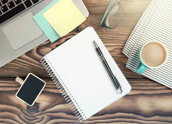 Çalışma alanı iş kavramı. Laptop, beyaz kağıt Not boş kopya alanı, kahve ve boş. İşyeri Üstten Görünüm.