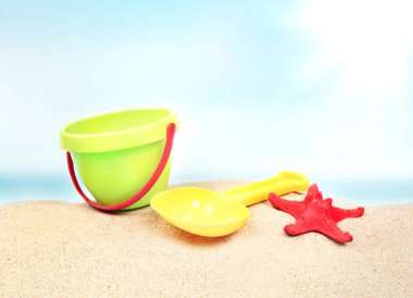 Deniz kıyısında plastik kova ve showel.