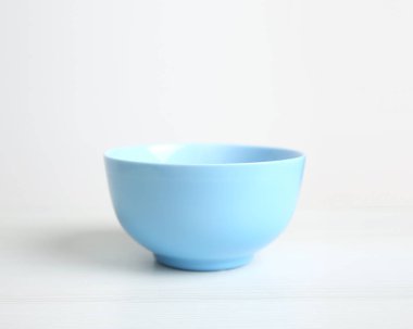 Beyaz masa üzerinde Mavi kase.