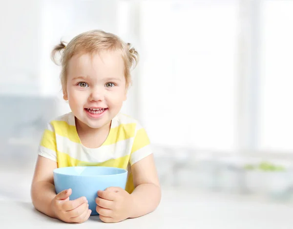 Kind met schaal plaat, kindervoeding. Meisje eten. — Stockfoto