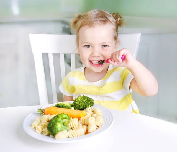 Barnflicka äta grönsaker, friska Kid ' s Nutrition. — Stockfoto