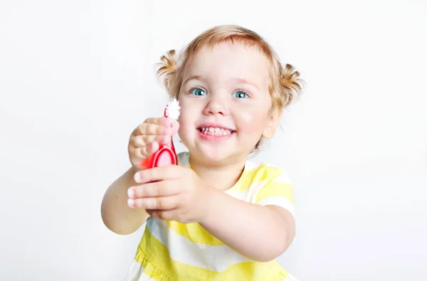 歯ブラシを持つ子供の女の子、クリーニング歯の概念. — ストック写真