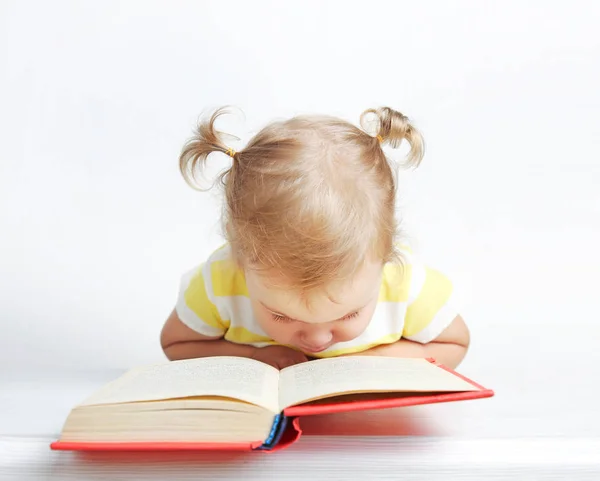 Kitaplı çocuk, çocuk okuma, yeni yürümeye başlayan kız çalışması. — Stok fotoğraf