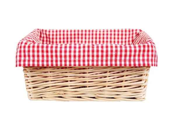 Kosz słomy z czerwoną kratkę tkaniny piknikowej izolowane. — Zdjęcie stockowe