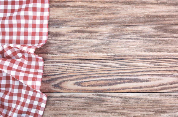 Paño de toalla de picnic rojo sobre fondo vacío de madera . — Foto de Stock