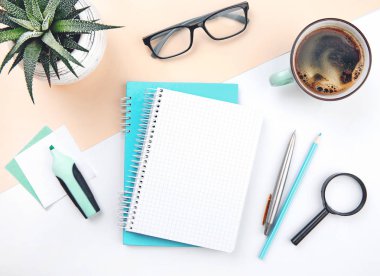 Düz uzanmış ofis masası, beyaz kağıt boş iş konsepti