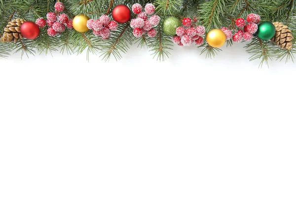 Beyaz boş arkaplanda Noel tatili çelengi sınırı - Stok İmaj