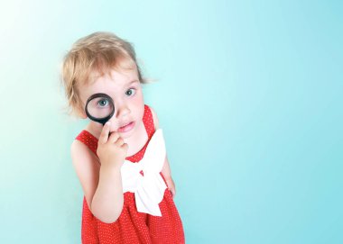 Büyüteçli beyaz çocuk, elinde loupe olan çocuk boş fotokopi arkaplanı. Küçük kaşif, araştırmacı. Curiouse Toddler Stüdyosu..