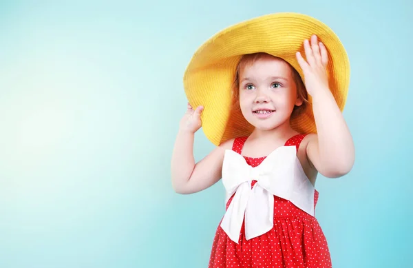 Ребенок Пляжной Желтой Шляпе Концепция Летом Дизайн Рекламы Белый Детский — стоковое фото