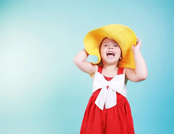 Retrato Menina Branca Chapéu Amarelo Vestido Vermelho Fundo Azul Espaço — Fotografia de Stock