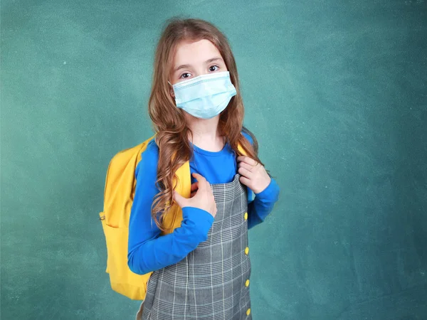 Niño Escuela Caucásico Retrato Máscara Protectora Pupila Con Mochila Fondo —  Fotos de Stock