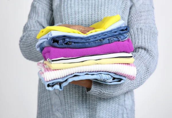 Mujer Suéter Con Una Pila Ropa Colorida Ropa Apilada Las —  Fotos de Stock