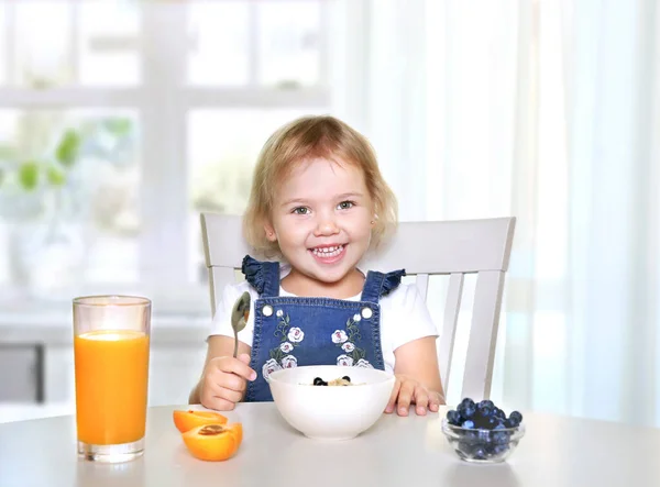 Kind Eet Gezond Eten Glimlachen Kind Zit Aan Tafel Met — Stockfoto