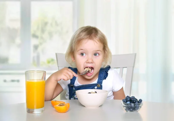 Kaukasiska Barn Äter Hälsosam Mat Barn Äter Frukost Barns Näring — Stockfoto