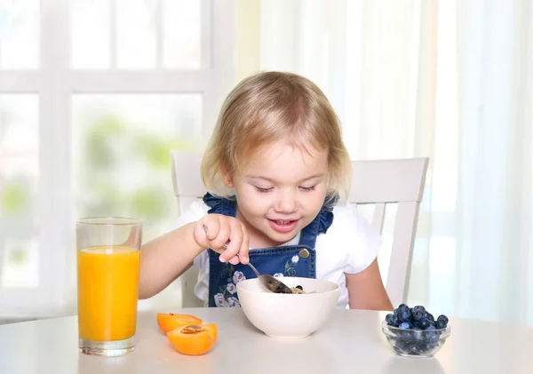 Kind Eet Gezond Voedsel Voor Het Ontbijt Kind Zit Aan — Stockfoto