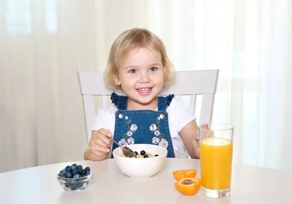 Kaukasiska Barn Äter Hälsosam Mat Barn Äter Frukost Barns Näring — Stockfoto