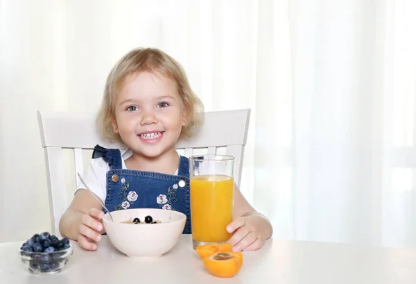 Kaukasisch Kind Eet Gezond Voedsel Kind Zit Aan Tafel Glimlach — Stockfoto