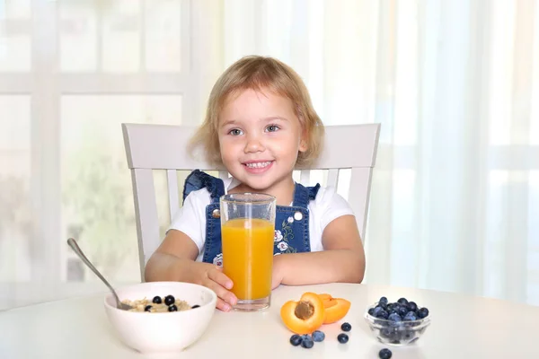 Gelukkig Kaukasisch Kind Het Eten Van Gezond Voedsel Morgens Brakfast — Stockfoto