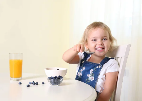 Barnflicka Äter Vid Bordet Bär Och Dricka Juice Kid Har — Stockfoto