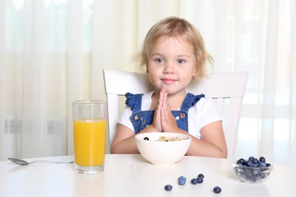 Kind Bidden Voor Maaltijd Mooi Klein Meisje Bidden Aan Tafel — Stockfoto