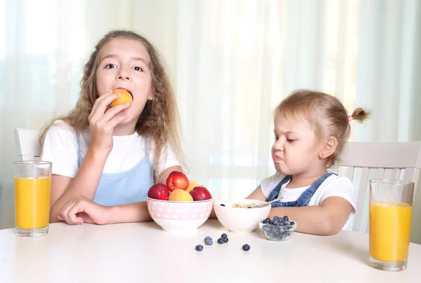 Barn Som Sitter Vid Bordet Äter Frukter Barn Med Olika — Stockfoto