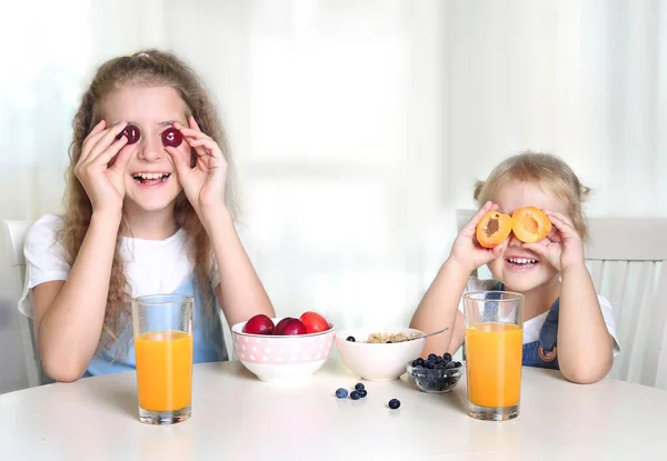 Kinderen Hebben Plezier Meisjes Eten Fruit Twee Zussen Aan Tafel — Stockfoto