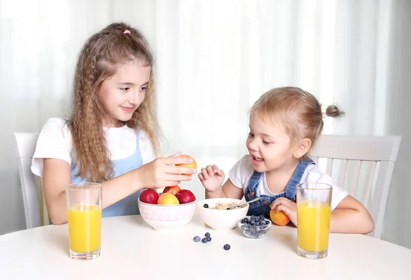 Twee Zussen Zitten Aan Keukentafel Fruit Eten Gezonde Voeding Concept — Stockfoto