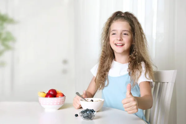 Glad Barn Äter Morgonfrukost Kid Har Frukt Och Havregryn Till — Stockfoto