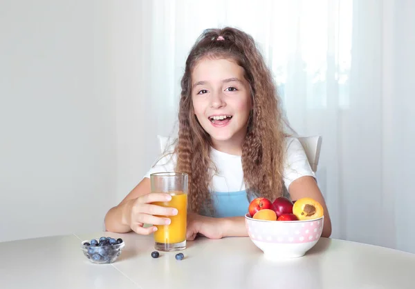 Barnflicka Sitter Vid Bordet Dricka Glas Juice Och Äta Färska — Stockfoto