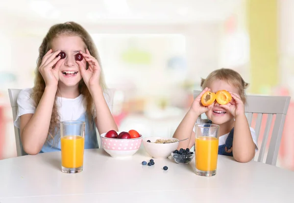 Barn Har Roligt Flickor Äter Frukter Två Systrar Sitter Vid — Stockfoto