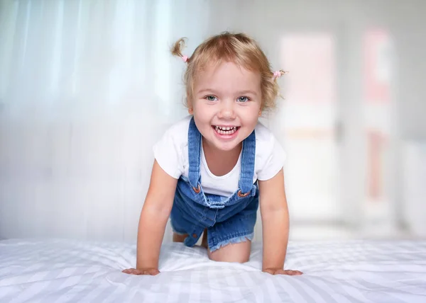 Menina Criança Brincando Uma Cama Menina Sorridente Feliz Indoors Caucasian — Fotografia de Stock