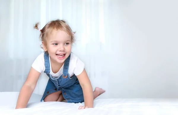 ベッドの上の子供空のコピースペースの背景 寝室の白いシートの女の子 — ストック写真