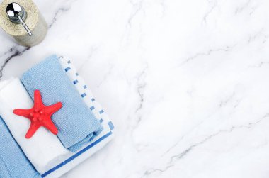 Havlular ve sabun makinesi tuvalet masasının üstünde boş bir arkaplan. El yıkama malzemeleri..